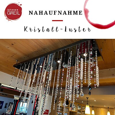 Über dem Riedel-Stehtisch in der Kaminstubn glitzert ein ganz besonders einmaliger Luster. Caro von @luxor_crystal hat ihn speziell für uns kreiert. Swarovski-Kristalle glitzern für Euch.
